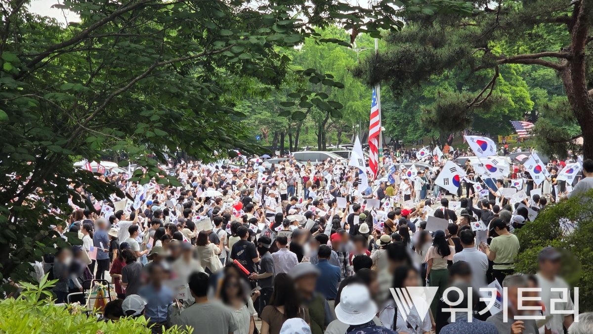 14일 오후 서울 송파구 올림픽공원 핸드볼경기장 출입구 앞에 시위 인파가 밀집했다. 이날 오후 5시경 올림픽공원 일대 유동 인구 포함 실시간 인구는 2만 4000명~2만 6000명 수준으로 집계됐다. / 위키트리