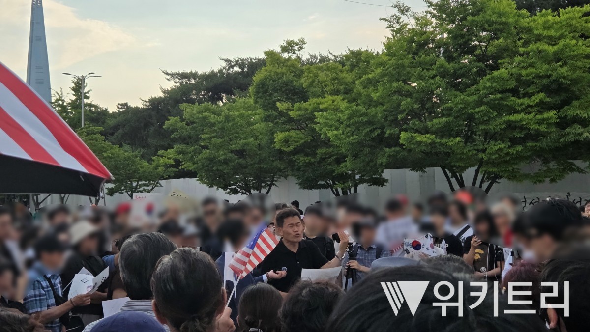 한국사 강사 출신 보수 유튜버 전한길 씨가 14일 오후 올림픽공원 일대에서 '미래 세대를 위해서라도 목소리를 내야 한다' 등의 발언을 이어갔다. / 위키트리