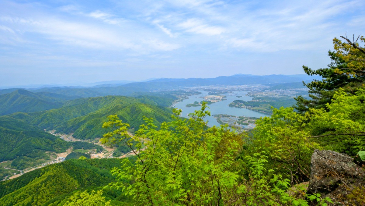 춘천 삼악산. / 춘천시 공식 블로그, AI