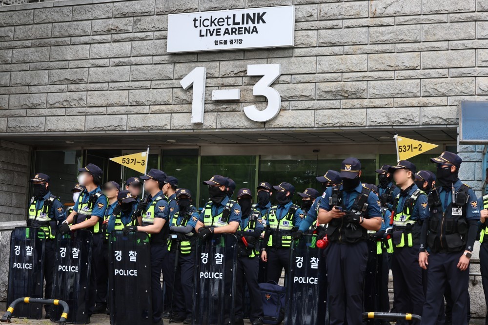 지난 5일 서울 송파구 잠실7동 제2투표소에서 이송된 투표함이 개표되는 올림픽공원 핸드볼경기장 앞에서 경찰들이 출입을 제한하고 있다. / 뉴스1