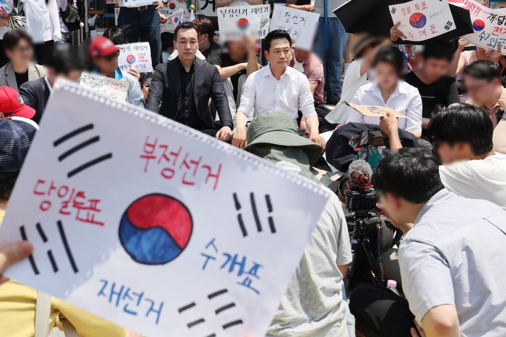 장동혁 국민의힘 대표가 16일 서울 송파구 올림픽공원 핸드볼경기장을 찾아 함께 자리했다. / 뉴스1