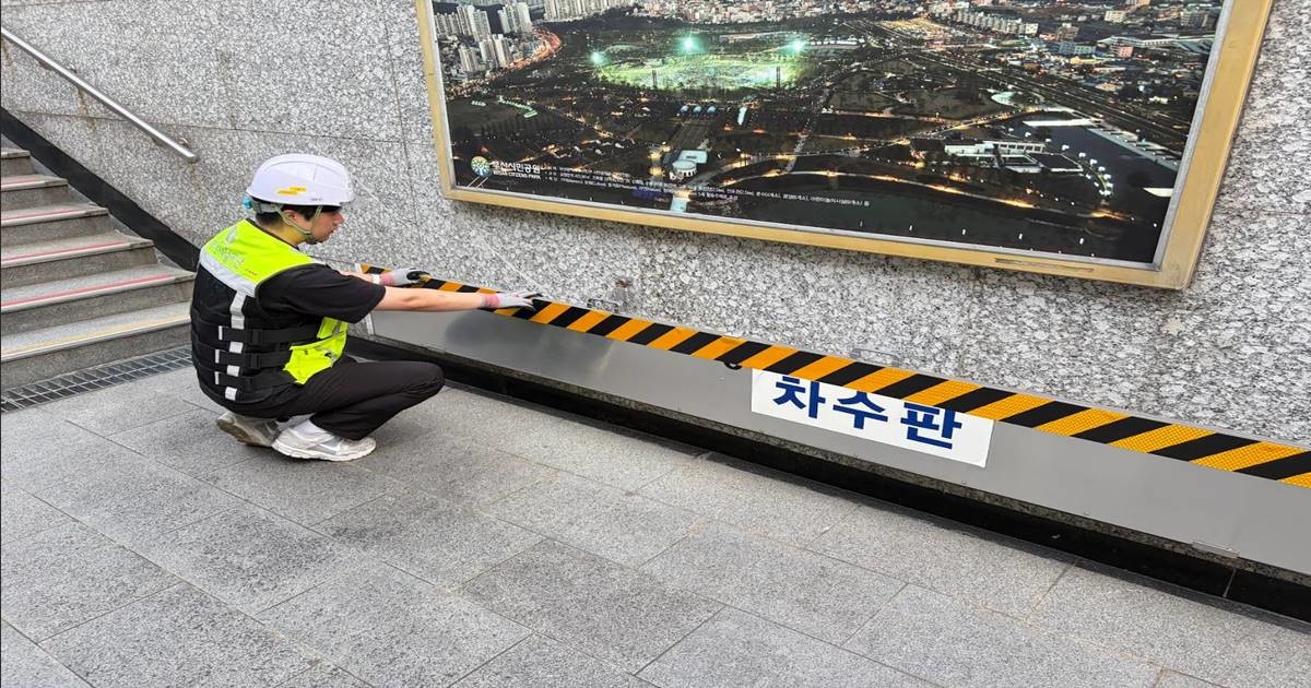 부산시설공단은 지난 8일부터 12일까지 부전·서면·중앙·광복·남포·국제·부산역 지하도상가 등 7개 지하도상가를 대상으로 여름철 풍수해 대비 안전점검을 실시했다. / 사진=부산시설공단