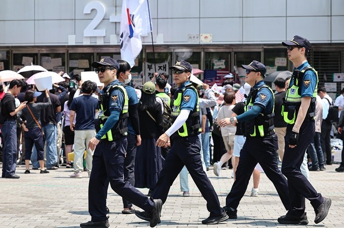 제9회 전국동시지방선거 투표용지 부족 사태를 규탄하는 개표소 봉쇄 시위가 12일째 이어진 16일 서울 송파구 올림픽공원 핸드볼경기장 앞에서 경찰이 이동하고 있다. 2026.6.16/뉴스1