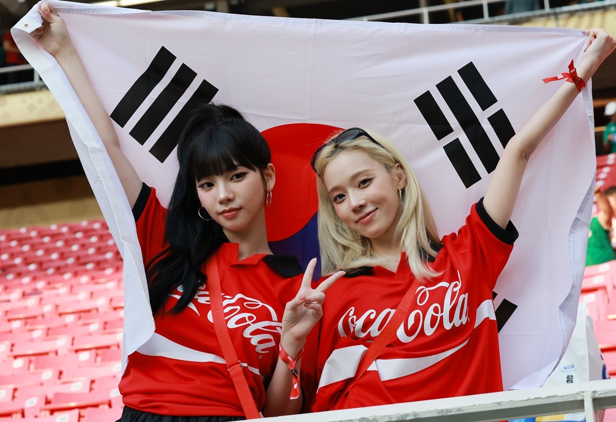 2026 북중미 월드컵 응원 나선 카리나·원터 / 뉴스1