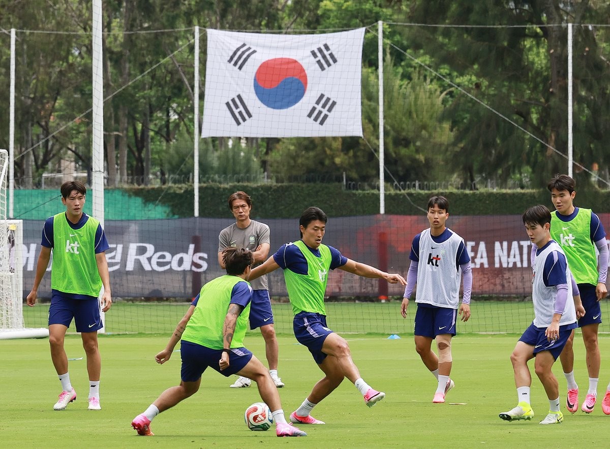 홍명보 대한민국 축구 국가대표팀 감독이 14일(현지 시각) 멕시코 과달라하라 인근 사포판에 위치한 베이스캠프 훈련장 치바스 바예 베르데에서 선수들의 훈련을 지켜보고 있다. 기사 이해를 돕기 위한 자료 사진. 홍명보 감독이 이끄는 대한민국 축구대표팀의 피파(FIFA) 랭킹이 상승했다. 2026 북중미 월드컵 A조 조별리그 두 번째 경기인 멕시코전을 앞둔 16일 현재 대한민국 축구대표팀의 피파 랭킹 21위로 1계단 상승했다.     / 뉴스1