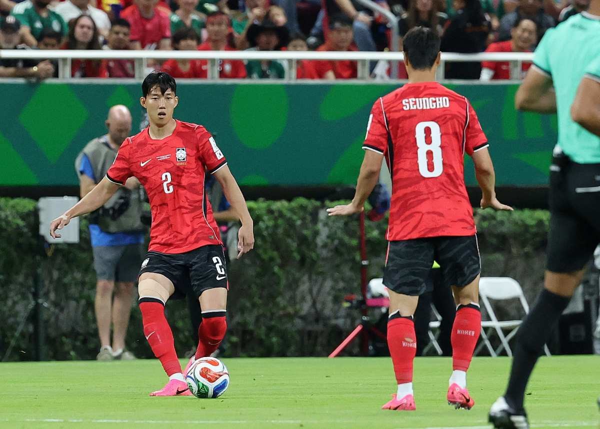 대한민국 축구국가대표팀 이한범이 지난 11일(현지시간) 멕시코 할리스코주 사포판 과달라하라 스타디움에서 열린 2026 북중미 월드컵 A조 조별리그 1차전 대한민국과 체코의 경기에서 백승호에게 패스를 하고 있다. 이날 경기는 대한민국이 체코를 상대로 2-1로 승리했다. / 뉴스1