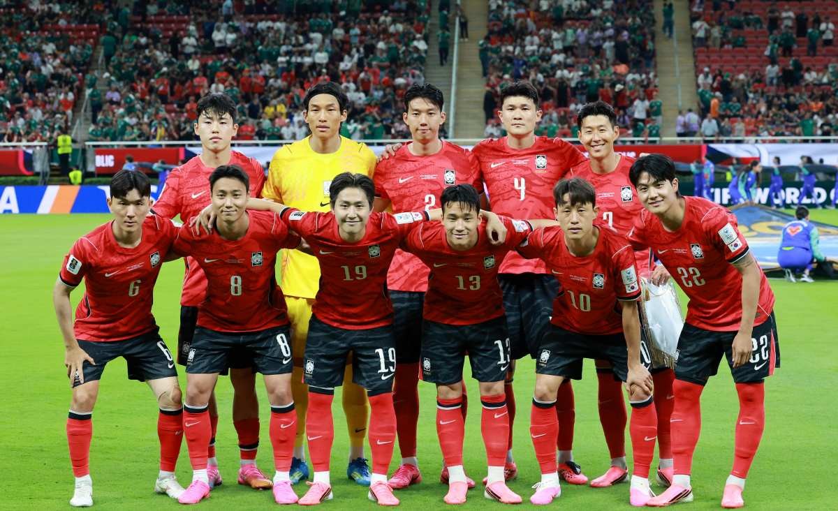 대한민국 축구국가대표팀 선수들이 지난 11일(현지시간) 멕시코 할리스코주 사포판 과달라하라 스타디움에서 열린 2026 북중미 월드컵 A조 조별리그 1차전 대한민국과 체코의 경기에서 단체사진을 찍고 있다. / 뉴스1