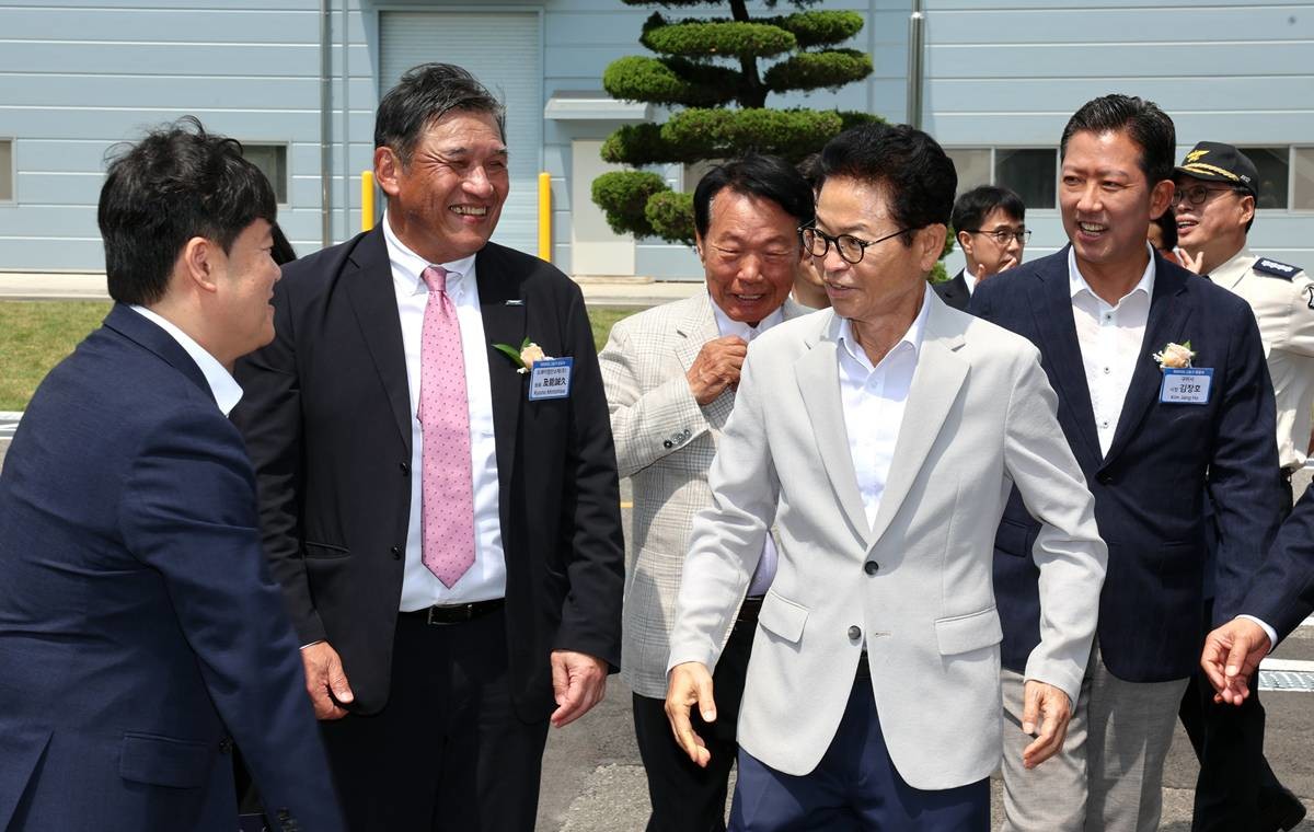 이철우 경북지사와 김장호 구미시장이 관계자들의 안내를 받고 있다.