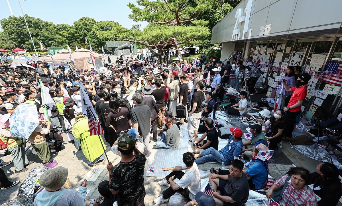 6·3 지방선거 투표용지 부족 사태로 잠실 개표소 봉쇄 시위가 이어지고 있는 16일 경찰과 대한체육회 등 관계자들이 서울 송파구 올림픽공원 핸드볼경기장 진입을 시도하다 시위대와 대치하고 있다. 대한체육회 산하 체육단체들이 개표소 봉쇄 시위가 벌어지고 있는 서울 송파구 올림픽공원 핸드볼경기장에 진입하기로 16일 오후 시위 참가자들과 합의한 것으로 전해졌다. 투표용지 부족 사태가 벌어진 서울 잠실지역 개표소인 이곳이 지난 5일 봉쇄된 지 11일 만에 벌어진 일이다. / 뉴스1