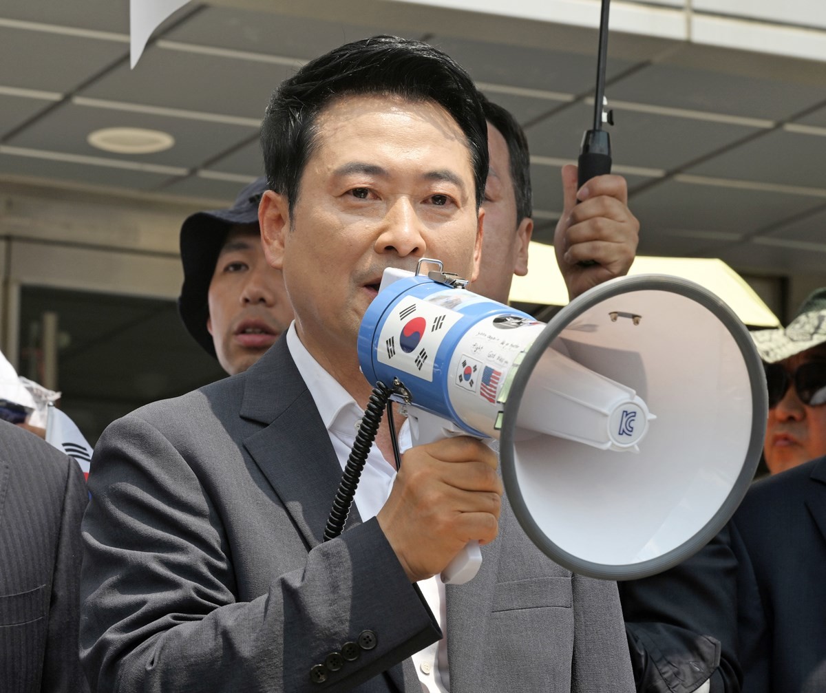 장동혁 국민의힘 대표가 16일 6·3 지방선거 투표용지 부족 사태로 봉쇄 시위를 하고 있는 서울 송파구 올림픽공원 핸드볼경기장 앞을 찾아 발언하고 있다. 대한체육회 산하 체육단체들이 개표소 봉쇄 시위가 벌어지고 있는 서울 송파구 올림픽공원 핸드볼경기장에 진입하기로 16일 오후 시위 참가자들과 합의한 것으로 전해졌다. 투표용지 부족 사태가 벌어진 서울 잠실지역 개표소인 이곳이 지난 5일 봉쇄된 지 11일 만에 벌어진 일이다. / 뉴스1