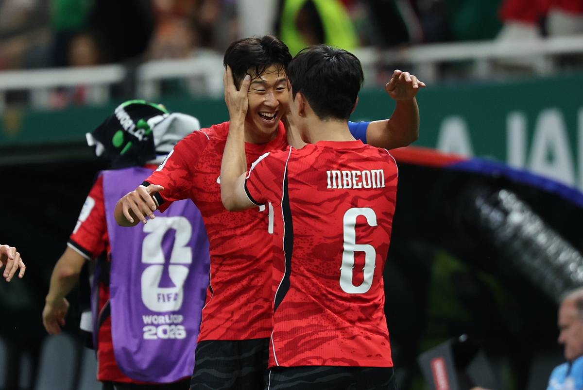 대한민국 축구국가대표팀 황인범이 지난 11일(현지시간) 멕시코 할리스코주 사포판 과달라하라 스타디움에서 열린 2026 북중미 월드컵 A조 조별리그 1차전 대한민국과 체코의 경기에서 동점골을 넣은 후 손흥민과 함께 기뻐하고 있다 / 뉴스1