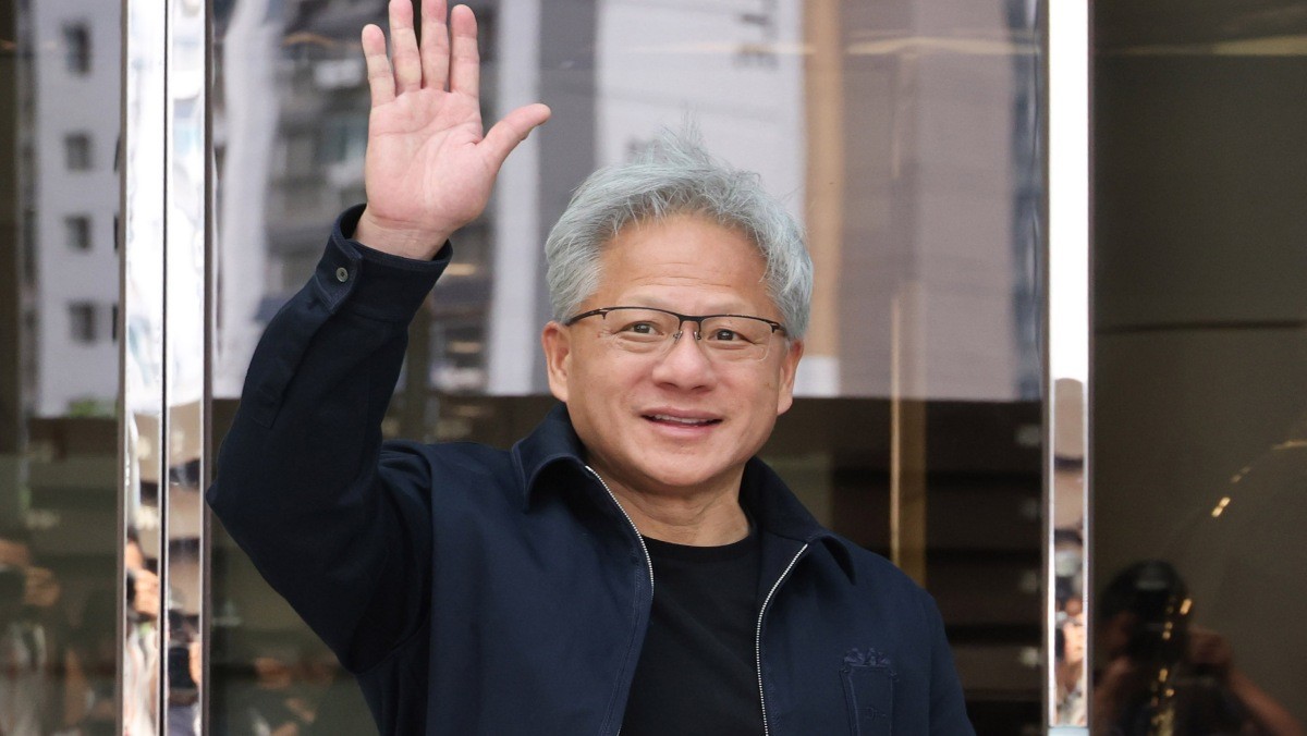 엔비디아 젠슨 황 최고경영자(CEO)가 5일 전용기편으로 서울 강서구 김포비즈니스항공센터(SGBAC)에 도착해 센터를 나서며 인사하고 있다. 2026.6.5 / 연합뉴스