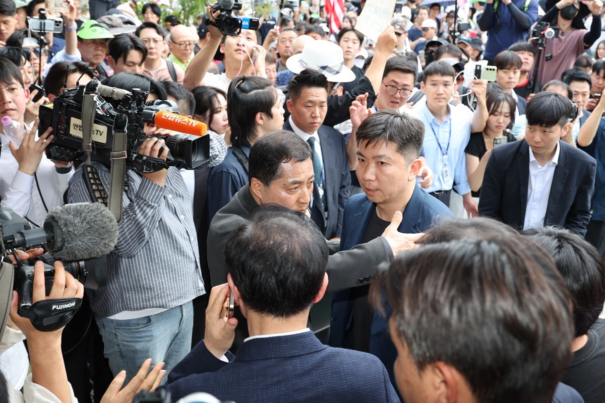 6·3 지방선거 투표용지 부족 사태로 시작한 서울 송파구 올림픽공원 핸드볼경기장 일대에서 개표소 봉쇄 시위가 이어지는 가운데 16일 유승민 대한체육회 회장이 핸드볼경기장 진입을 시도하다가 한 집회 참가자에게 막혀있다. / 뉴스1