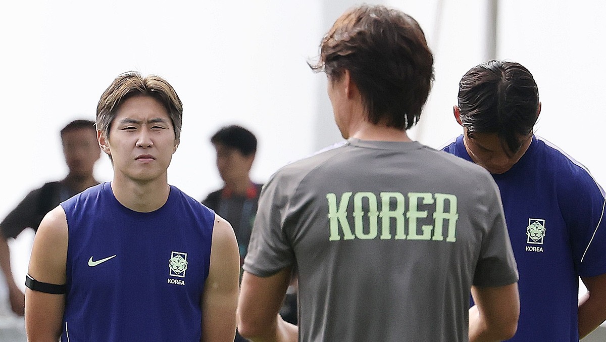 2026 북중미 월드컵에 출전하는 대한민국 축구 국가대표팀 이강인이 홍명보 감독 발언을 경청하고 있는 모습 / 뉴스1