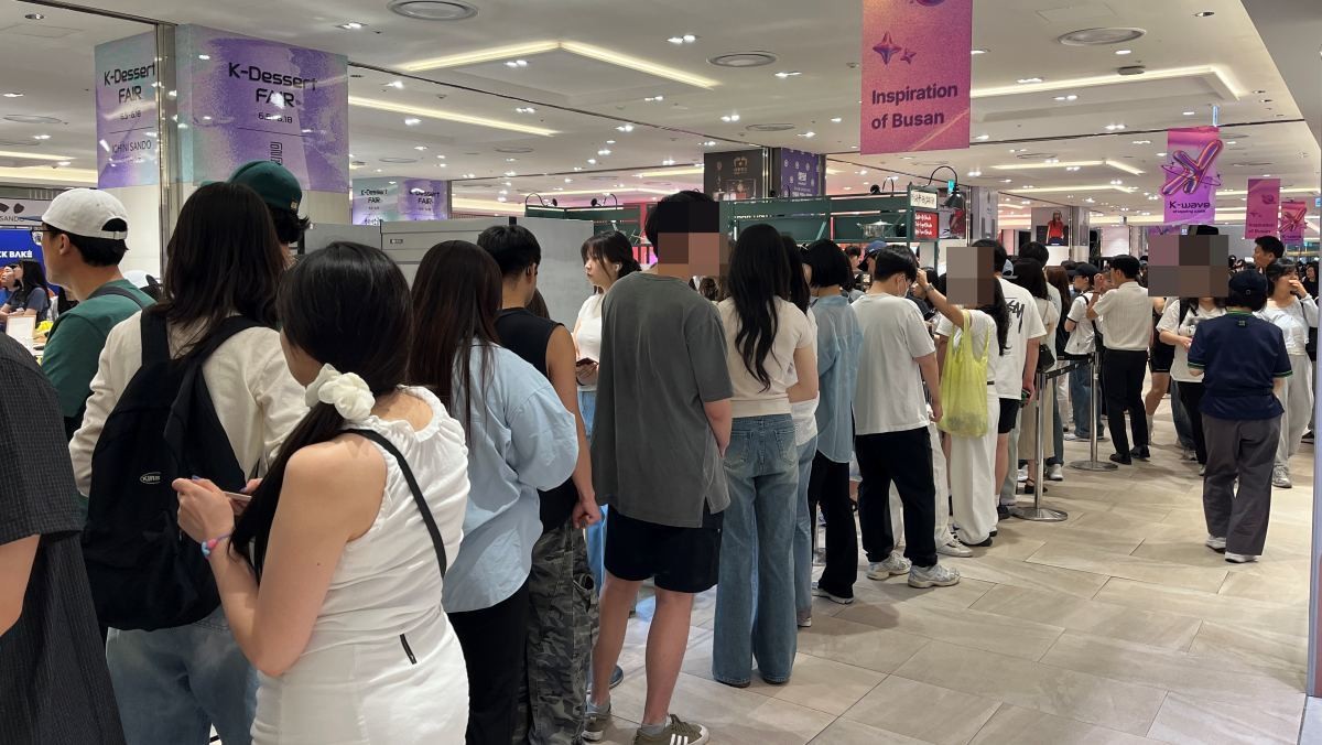 롯데백화점 부산 본점을 찾은 고객들. / 위키트리