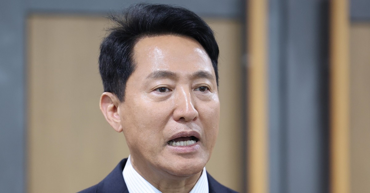 오세훈 국민의힘 서울시장 후보가 지난달 18일 서울 여의도 국회 의원회관에서 열린 이재명 정부 1년 부동산정책 평가 및 향후 과제 세미나를 마친 후 GTX-A 삼성역 공사 철근 누락 문제 관련 취재진의 질의에 답변하고 있다. / 뉴스1