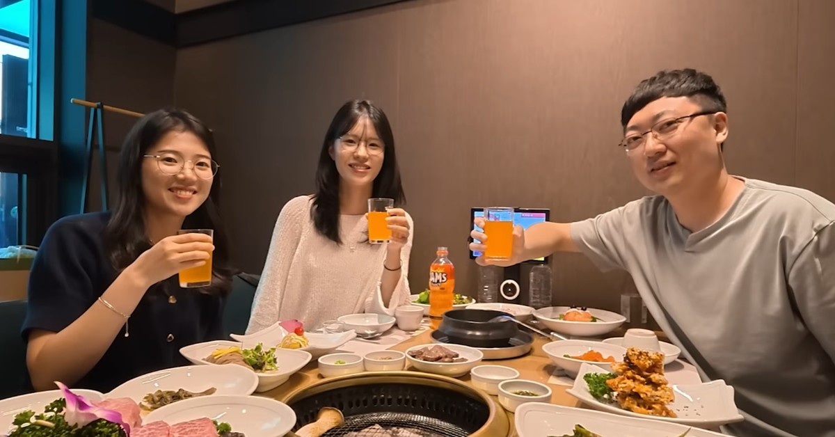 전 충주맨 김선태가 현재 충주시 유튜브를 담당하고 있는 최지호 주무관, 장연주 주무관과 함께 포즈를 취하고 있다. / 유튜브 '충주시'
