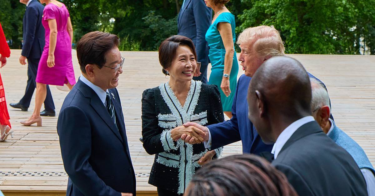 G7 기념촬영서 포착…김 여사와 함께 트럼프에게 다가간 이 대통령의 한마디