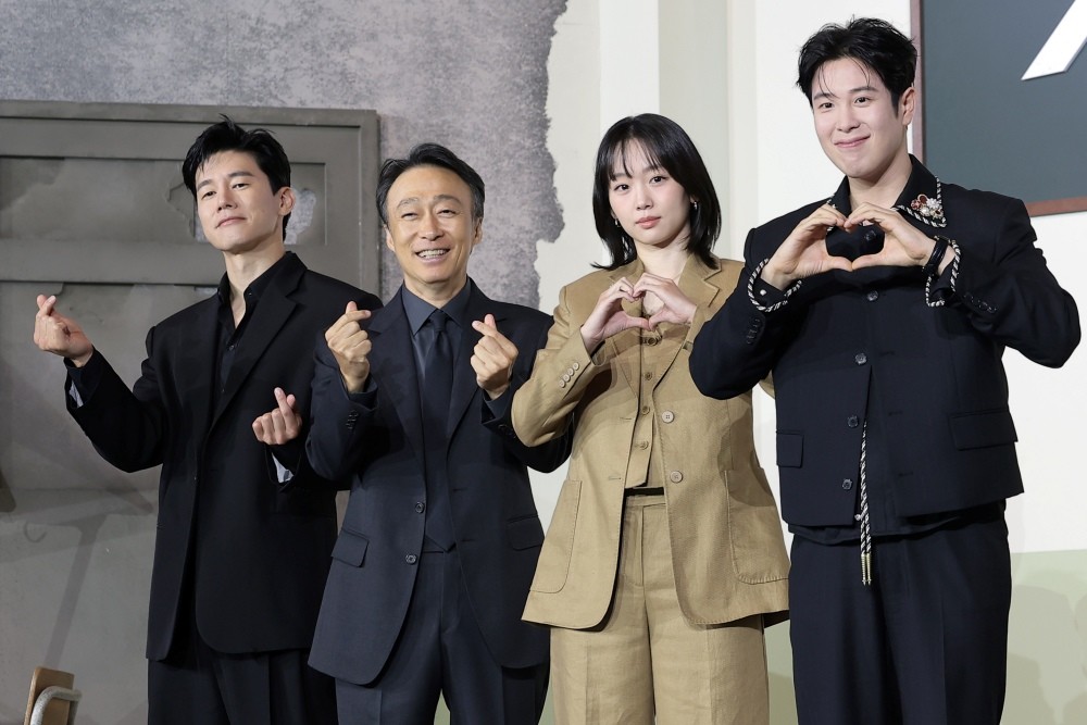 배우 김무열(왼쪽부터)과 이성민, 진기주, 표지훈이 5일 서울 중구 앰배서더 서울 풀만 호텔에서 열린 넷플릭스 시리즈 '참교육'(감독 홍종찬) 제작발표회에서 포즈를 취하고 있다. / 뉴스1