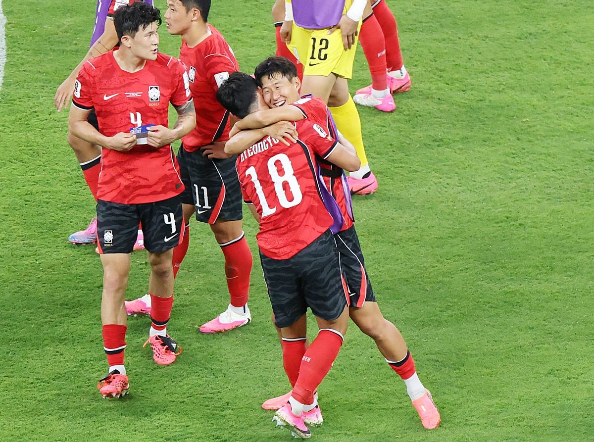 12일(한국 시각) 멕시코 사포판 과달라하라 스타디움에서 열린 2026 북중미 월드컵 A조 조별리그 1차전 대한민국과 체코의 경기 종료 후 오현규가 손흥민과 함께 환호하고 있다. 기사 이해를 돕기 위한 자료 사진. 홍명보 감독이 이끄는 대한민국 축구대표팀은 19일(이하 한국 시각) 오전 10시 멕시코 사포판의 과달라하라 스타디움에서 멕시코를 상대로 2026 북중미 월드컵 A조 조별리그 2차전을 치른다. / 연합뉴스