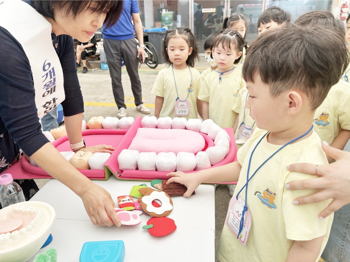 함평군 보건소는 지난 15일, 지역 주민들의 발길이 가장 잦고 활기가 넘치는 함평천지전통시장 일원에서 제81회 구강보건의 날 기념행사를 성대하게 개최했다. / 함평군