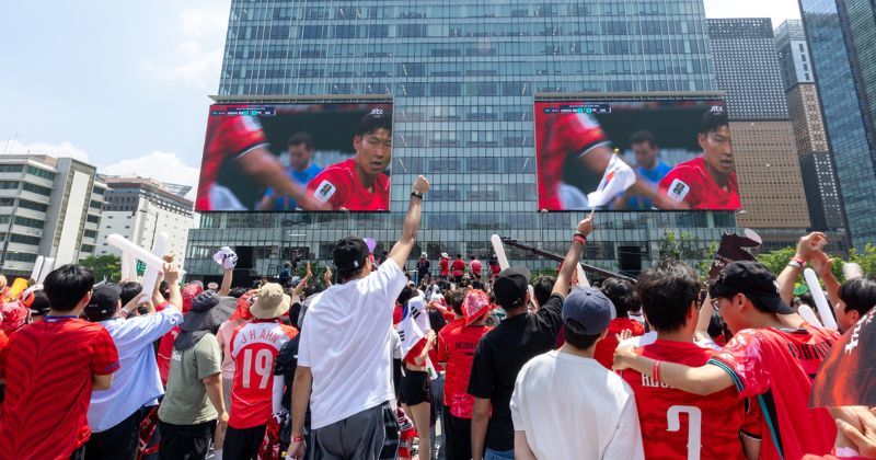 "치맥부터 거리응원까지"…외국인들이 놀란 한국 축구 문화