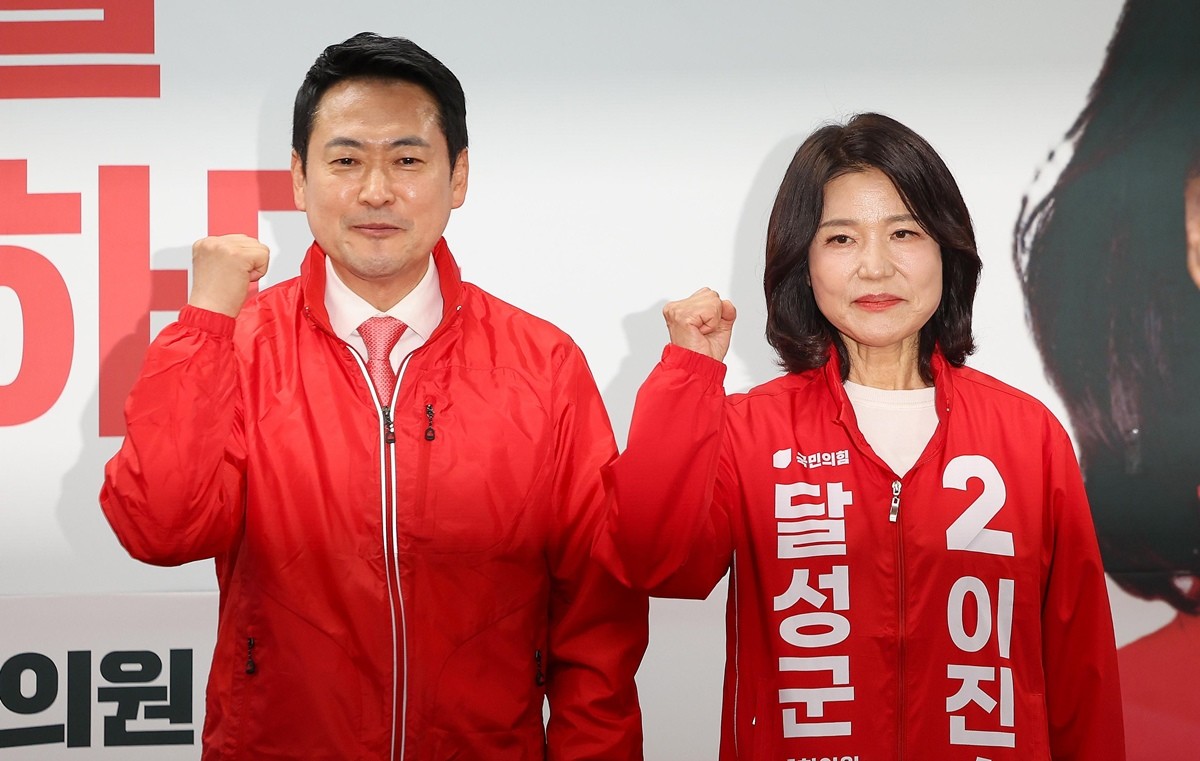 6·3 재보궐선거를 앞두고 이진숙 예비후보 사무실을 방문한 장동혁 국민의힘 대표(왼쪽). / 뉴스1