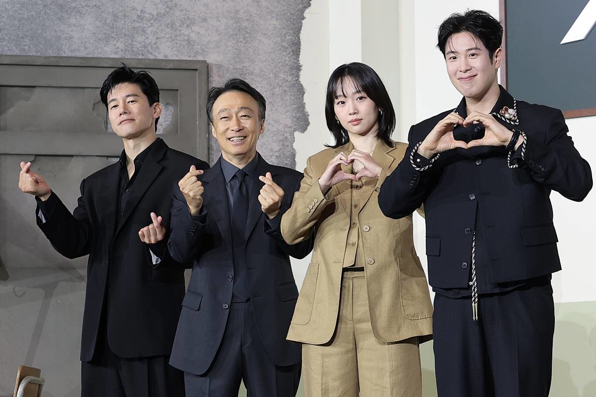 배우 김무열(왼쪽부터)과 이성민, 진기주, 표지훈이 지난 5일 서울 중구 앰배서더 서울 풀만 호텔에서 열린 넷플릭스 시리즈 '참교육'(감독 홍종찬) 제작발표회에서 포즈를 취하고 있다 / 뉴스1