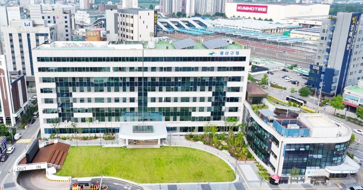 광산구는 관내 영구임대아파트 1,485세대의 건물 외벽 전체에 태양열을 차단하는 특수 차열페인트를 도장하는 대규모 주거환경 개선 사업에 본격적으로 착수했다. / 광주시 광산구