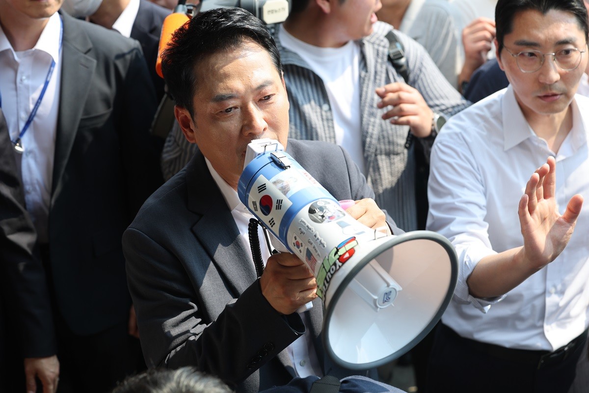장동혁 국민의힘 대표가 16일 서울 송파구 올림픽공원 핸드볼경기장을 찾아 개표소 봉쇄를 주장하는 시민들에게 얘기하고 있다. / 뉴스1