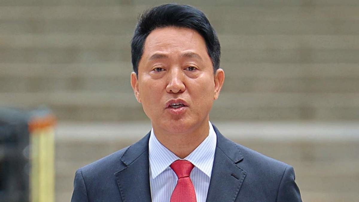 오세훈 서울시장이 17일 서울 서초구 서울중앙지방법원에서 열린 여론조사비 대납 의혹 관련 결심 공판에 출석하며 입장을 밝히고 있다. 오 시장은 지난 2021년 서울시장 재보궐선거를 앞두고 정치 브로커 명태균 씨에게 총 10차례에 걸쳐 여론조사 결과를 제공받고 후원자 김 씨에게 3300만 원 상당의 비용을 대납하도록 한 혐의로 기소됐다. / 뉴스1