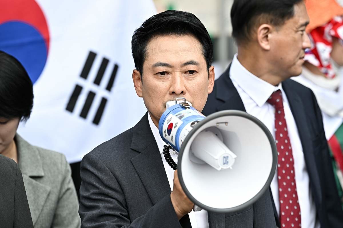 장동혁 국민의힘 대표가 지난 16일 서울 송파구 올림픽공원 핸드볼경기장을 찾아 개표소 봉쇄를 주장하는 시민들에게 진입 결정을 알리고 있다. / 공동취재-뉴스1