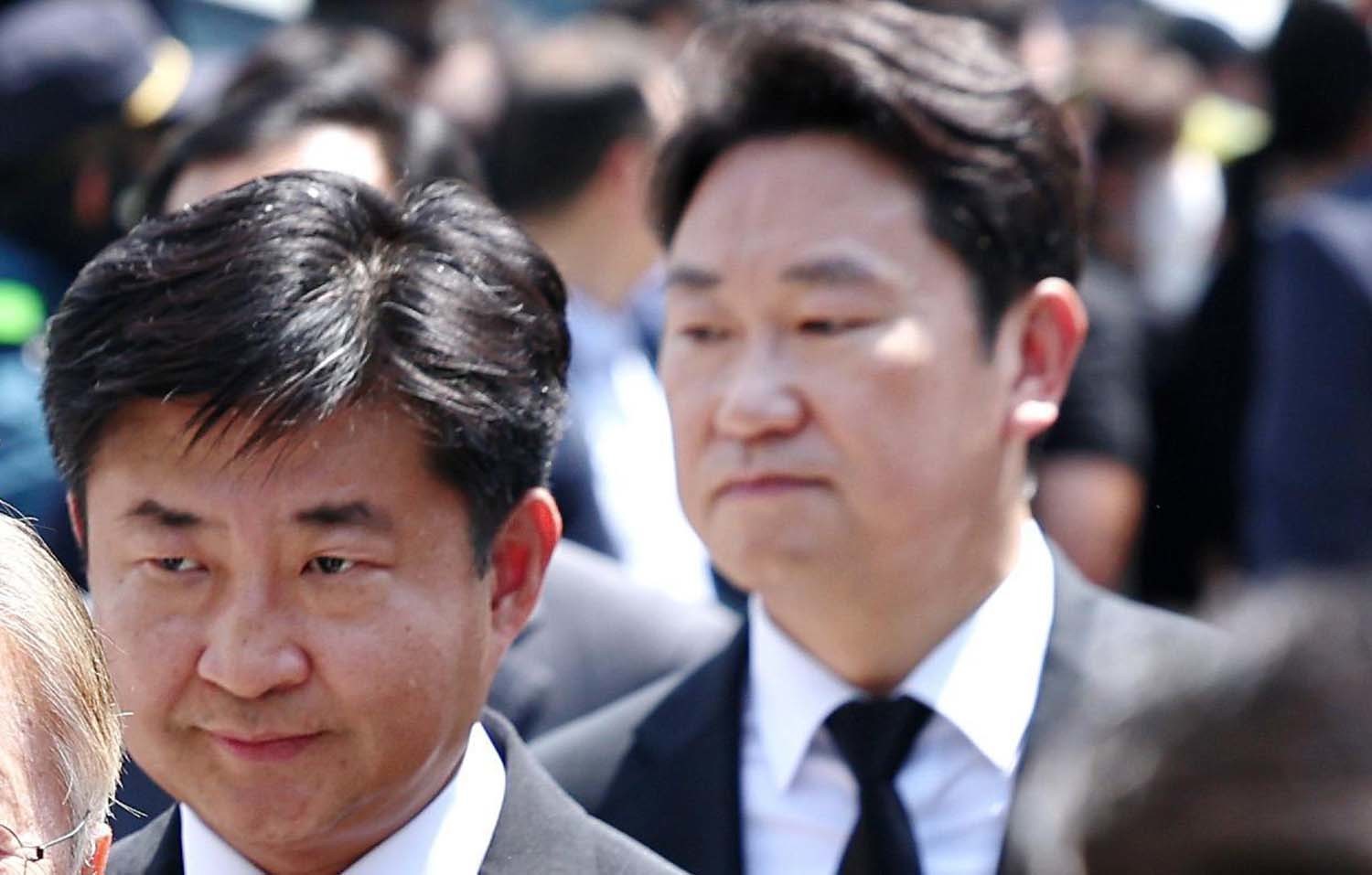 노무현 전 대통령 아들 노건호(왼쪽)씨와 노 전 대통령 사위인 곽상언 더불어민주당 의원. 2024년 5월 23일 오후 경남 김해 봉하마을에서 열린 노 전 대통령 서거 15주기 추도식 때 모습이다. / 뉴스1