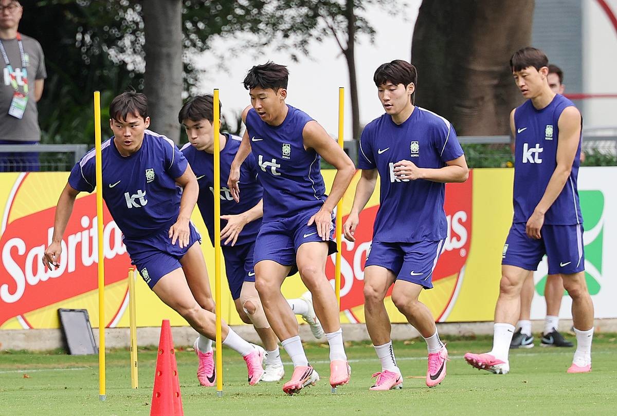 2026 북중미 월드컵에 출전하는 대한민국 축구 국가대표팀 오현규(왼쪽부터), 황인범, 손흥민, 배준호, 이재성이 15일(현지시간) 멕시코 과달라하라 인근 사포판에 위치한 베이스캠프 훈련장 치바스 바예 베르데에서 훈련을 하고 있다 / 뉴스1