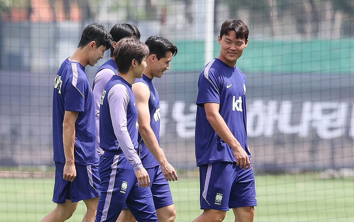 한국 축구 국가대표팀 오현규, 이강인 등이 지난 12일(현지시간) 멕시코 과달라하라 인근 사포판에 위치한 베이스캠프 훈련장 치바스 바예 베르데에서 회복 훈련을 하고 있다 / 뉴스1