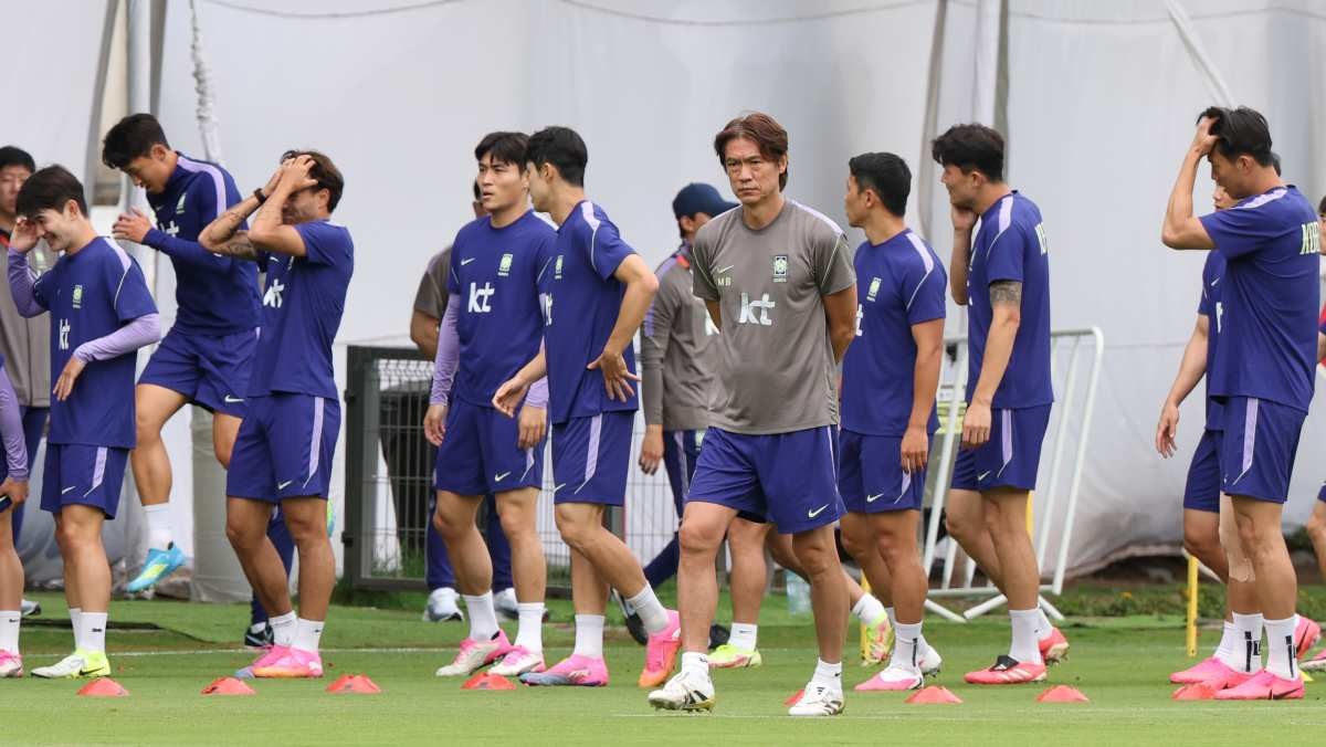한국 축구 국가대표팀 홍명보 감독이 지난 14일(현지시간) 멕시코 과달라하라 인근 사포판에 위치한 베이스캠프 훈련장 치바스 바예 베르데에서 생각에 잠겨 있다. / 뉴스1