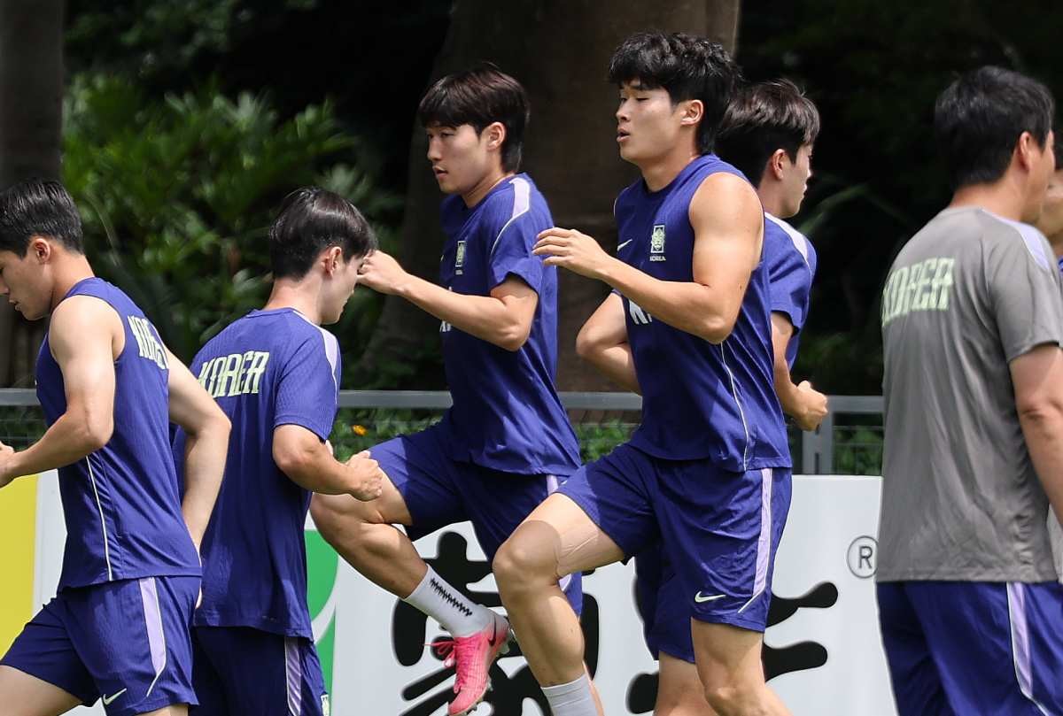 한국 축구 국가대표팀 배준호와 김태현이 지난 15일(현지시간) 멕시코 과달라하라 인근 사포판 치바스 바예 베르데 훈련장에서 개최국 멕시코와의 월드컵 조별리그 2차전을 앞두고 훈련에 매진하고 있다. / 뉴스1