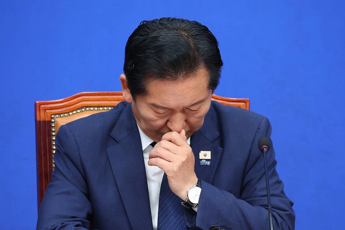 정청래 더불어민주당 대표가 17일 서울 여의도 국회에서 열린 최고위원회의에서 생각에 잠겨 있다