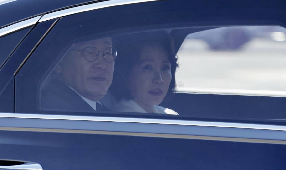 이재명 대통령과 김혜경 여사가 16일(현지시간) 이탈리아 로마 다빈치 국제공항에 도착하고 있다 / 뉴스1