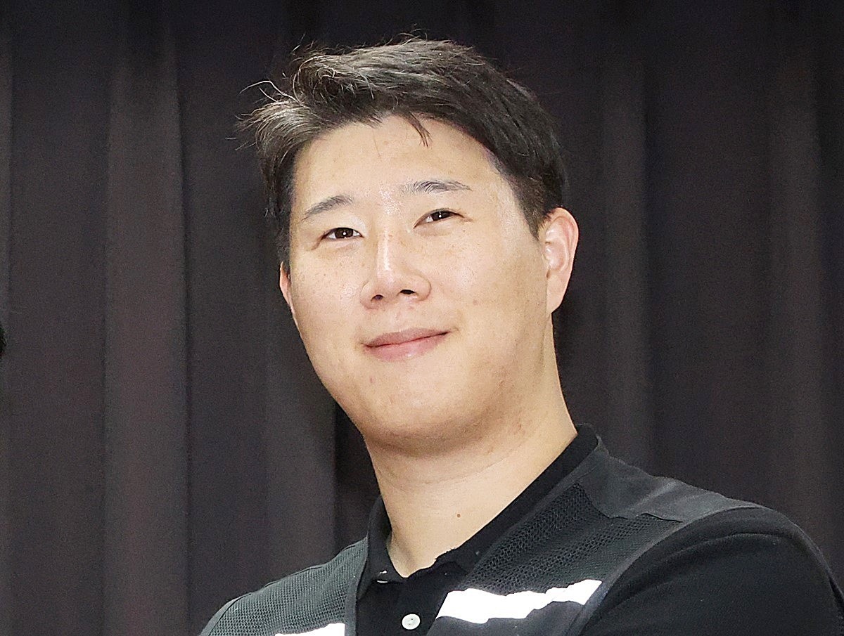 최승호 삼성그룹 초기업노동조합 삼성전자지부(초기업노조) 위원장이 잠정 합의한에 서명한 뒤 밝은 표정을 짓고 있다. 삼성전자 최대 노조인 초기업노조가 최승호 위원장에 대한 재신임 투표에 돌입한다. 초기업노조는 17일 '2026년 4차 총회 공고'를 냈다. 초기업노조는 오는 24일 오후 2시부터 30일 오전 10시까지 전자투표 방식으로 최승호 위원장 재신임 투표를 진행한다고 밝혔다. 이번 투표 안건은 위원장 재신임과 규약 개정이다. 위원장 재신임안은 조합원 과반 찬성 시 가결된다. / 뉴스1