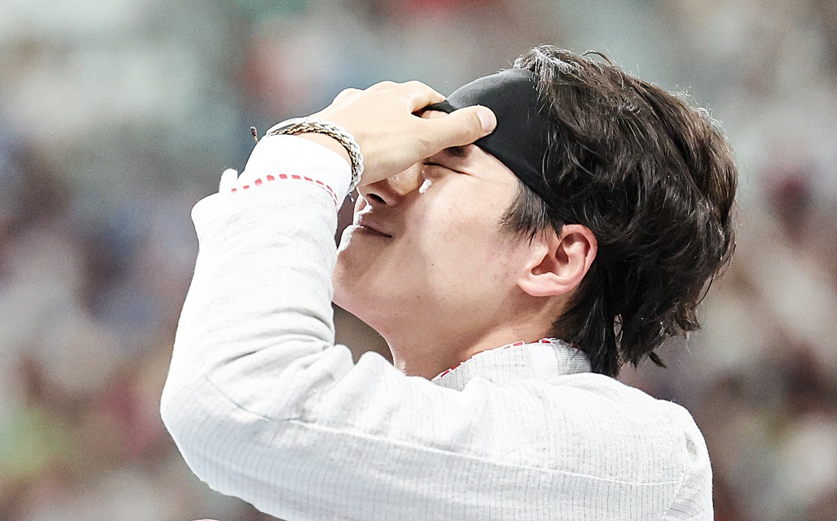 대한민국 펜싱 국가대표팀 오상욱이 프랑스 파리 그랑 팔레에서 열린 2024 파리올림픽 펜싱 남자 사브르 단체 4강 프랑스와의 경기에서 득점을 허용한 뒤 아쉬워하고 있다. 기사 이해를 돕기 위한 자료 사진 / 뉴스1