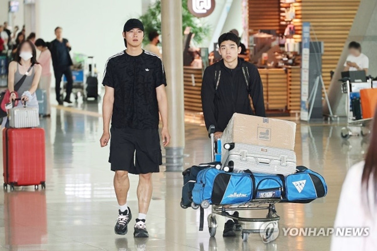잠실 개표소 봉쇄 시위로 인해 개인 장비를 급하게 조달해 국제대회에 출전하는 펜싱 국가대표 오상욱이 뉴델리 아시아선수권대회 참가를 위해 지난 16일 인천국제공항을 통해 출국하고 있다. / 연합뉴스