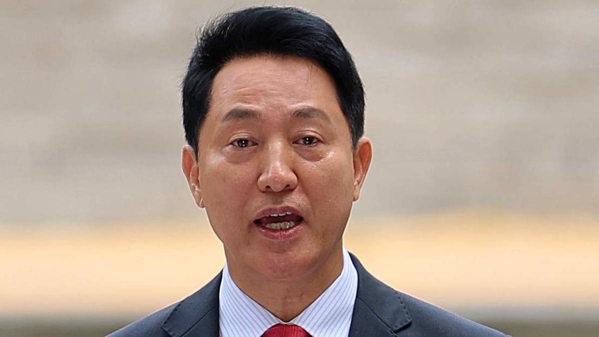 오세훈 서울시장이 17일 서울 서초구 서울중앙지방법원에서 열린 여론조사비 대납 의혹 관련 결심 공판에 출석하며 입장을 밝히고 있다. 오 시장은 지난 2021년 서울시장 재보궐선거를 앞두고 정치 브로커 명태균 씨에게 총 10차례에 걸쳐 여론조사 결과를 제공받고 후원자 김 씨에게 3300만 원 상당의 비용을 대납하도록 한 혐의로 기소됐다. / 뉴스1