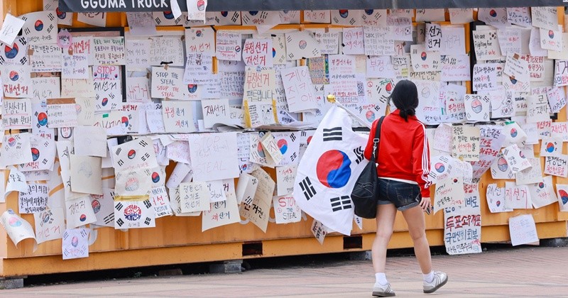 재선거 요구 메시지로 가득 제9회 전국동시지방선거 투표용지 부족 사태를 규탄하며 재선거를 요구하는 집회가 계속되는 10일 서울 송파구 올림픽공원 핸드볼경기장 인근 컨테이너 카페에 재선거를 요구하는 메시지가 붙어 있다. 2026.6.10/뉴스1