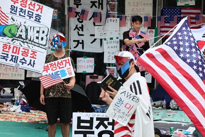 제9회 전국동시지방선거 투표용지 부족 사태를 규탄하는 개표소 봉쇄 시위가 계속된 17일 서울 송파구 올림픽공원 핸드볼경기장 앞에서 시민들이 재선거 등을 요구하고 있다. 2026.6.17/뉴스1