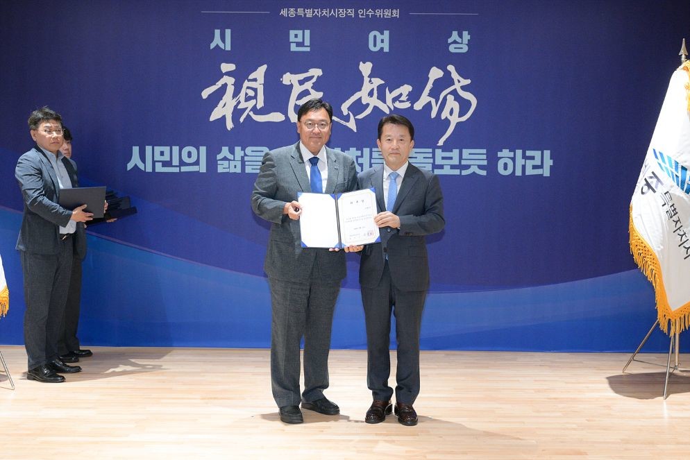 왼쪽부터 조상호 당선인, 강병수 세종시장직 인수위 자문위원장. / 세종시장직 인수위원회