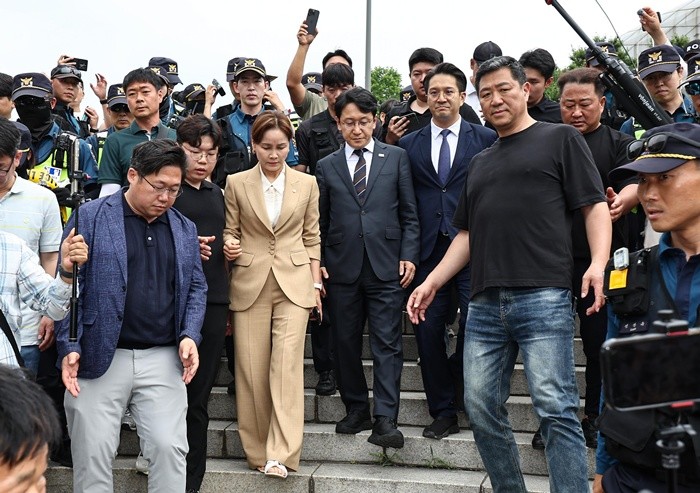 임오경, 전용기, 천준호 더불어민주당 의원이 17일 서울 송파구 올림픽공원 핸드볼경기장 앞에서 투표용지 부족 사태를 규탄하는 시민들에게 항의를 받으며 이동하고 있다. 2026.6.17/뉴스1