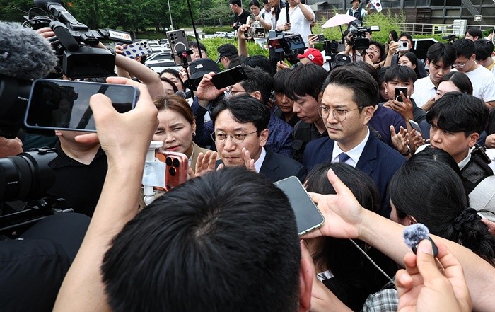 임오경, 전용기, 천준호 더불어민주당 의원이 17일 서울 송파구 올림픽공원 핸드볼경기장 앞에서 투표용지 부족 사태를 규탄하는 시민들에게 항의를 받으며 이동하고 있다. 2026.6.17/뉴스1