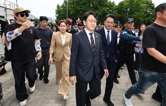 더불어민주당 천준호 의원(원내운영수석부대표), 전용기 의원(원내수석부대표), 그리고 핸드볼 국가대표 출신인 임오경 의원은 17일 오전 유승민 대한체육회장과 함께 서울 올림픽공원 핸드볼경기장을 방문했다. 이번 현장 방문은 시위가 장기화되면서 대한체육회 산하 체육단체 관계자들의 시설 출입이 제한되고 있다는 상황을 확인하기 위한 차원에서 이뤄졌다. 민주당 원내지도부가 해당 시위 현장을 직접 찾은 것은 이번이 처음이다. / 뉴스1