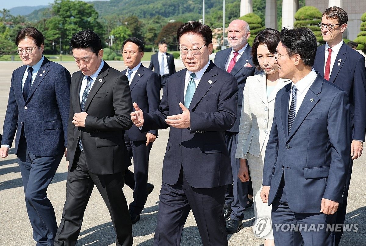 주요7개국(G7) 정상회의 참석과 유럽 순방을 위해 출국하는 이재명 대통령이 지난 9일 경기도 성남 서울공항에서 공군 1호기로 이동하며 김민석 국무총리와 대화하고 있다. 자료 사진. 이런 가운데 이 대통령이 오는 18일 주요 7개국(G7) 정상회의 참석차 유럽 순방을 마치고 귀국하면서 열리는 서울공항 환영 행사에 김민석 국무총리와 정청래 더불어민주당 대표가 함께 참석할 예정이라고 청와대가 17일 밝혔다. 강유정 청와대 수석대변인은 이날 언론 공지를 통해 “내일(18일) 이 대통령 귀국 환영 행사에는 국무총리, 행안부 차관 등 정부 인사와 당 대표, 원내대표 등 더불어민주당 지도부가 참석할 예정이다'라고 전했다. / 연합뉴스